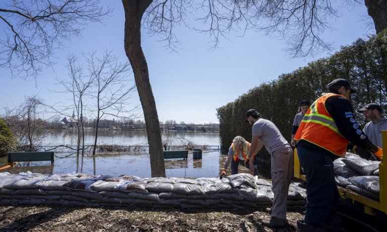 Montreal brings in sandbags, pumps as river levels continue to rise | iNFOnews.ca