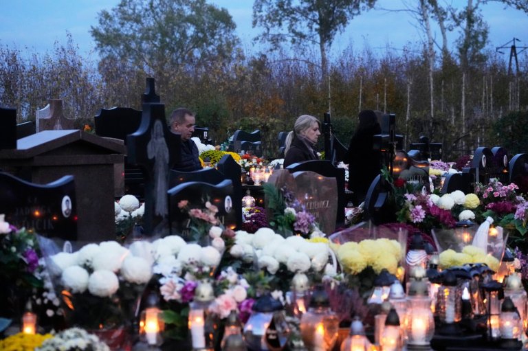 Catholics honor All Saints’ Day with family gatherings and cemetery visits across Poland | iNFOnews.ca