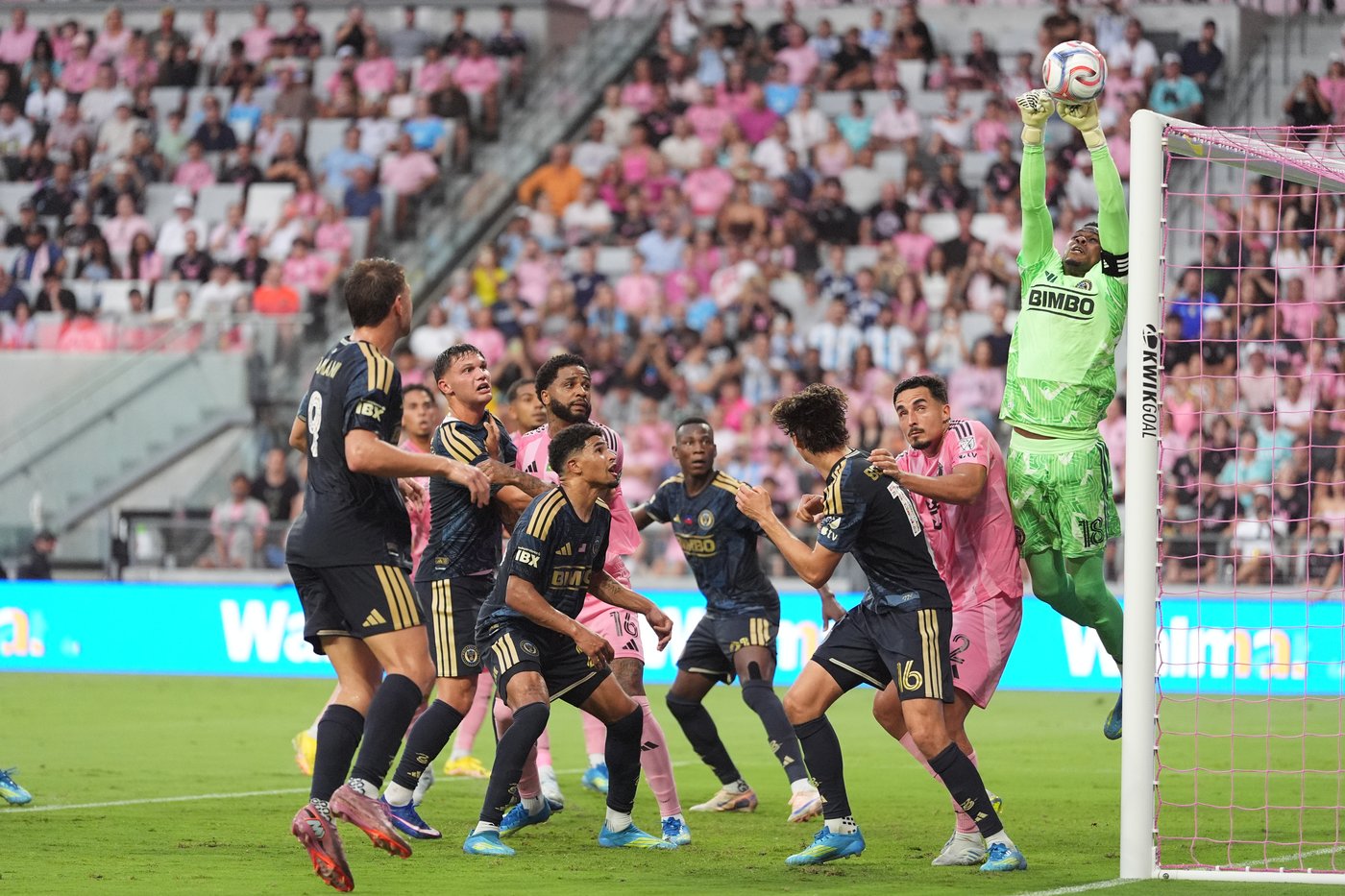 Messi leaves midway through second half, grabs at leg, Inter Miami rallies past Union 6-4 | iNFOnews.ca