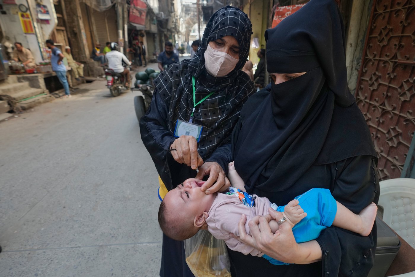 Suspected militants kill police officer assigned to guard polio team as nationwide campaign begins | iNFOnews.ca Suspected militants kill police officer assigned to guard polio team as nationwide campaign begins | iNFOnews.ca