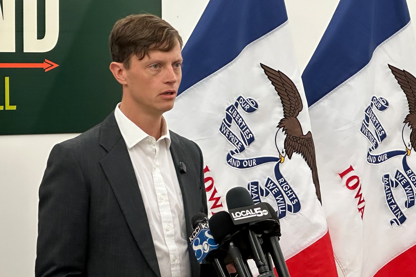 Democrats look for a foothold in Iowa as Vance visits to boost Republicans | iNFOnews.ca