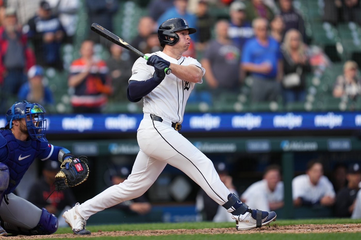 Tigers extend win streak to 6 by rallying in 9th for rain-delayed 10-9 victory over Royals | iNFOnews.ca