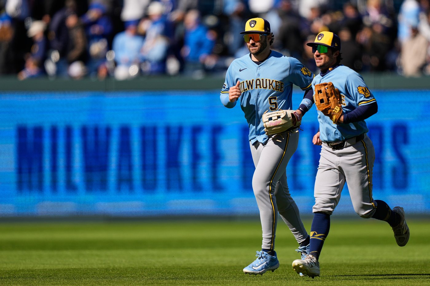 Sal Frelick leaves Brewers' second game against Royals with left side tightness | iNFOnews.ca