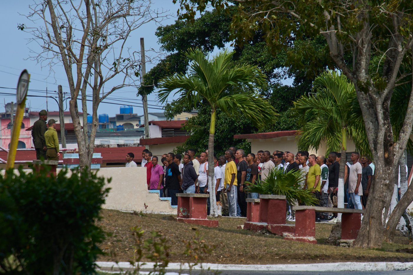 Photos of freed prisoners reuniting with families outside a Cuban prison | iNFOnews.ca