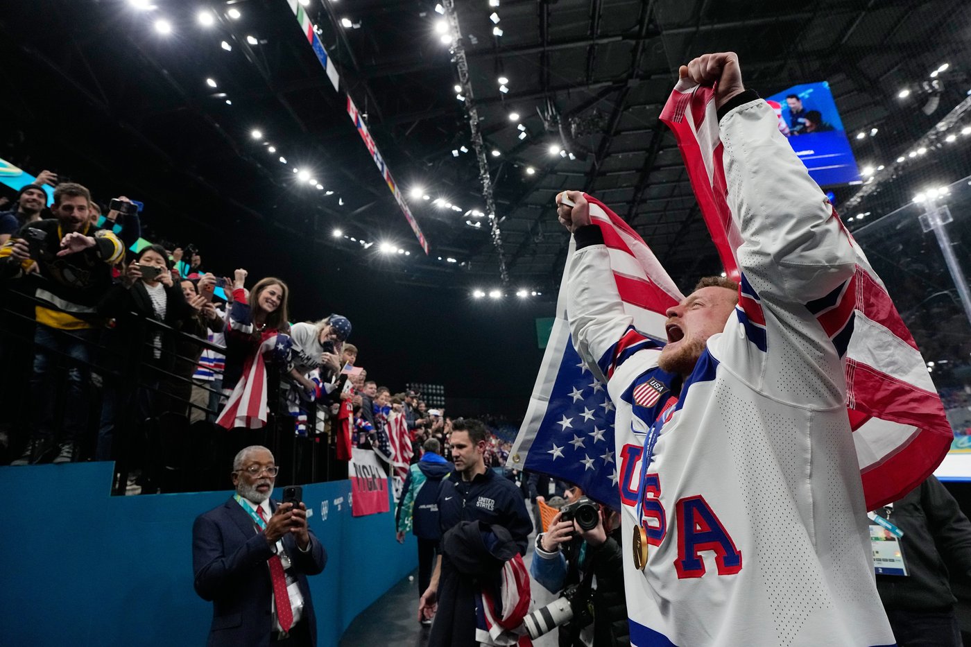 Cheers across U.S. after men win first Olympic hockey gold since 1980 | iNFOnews.ca