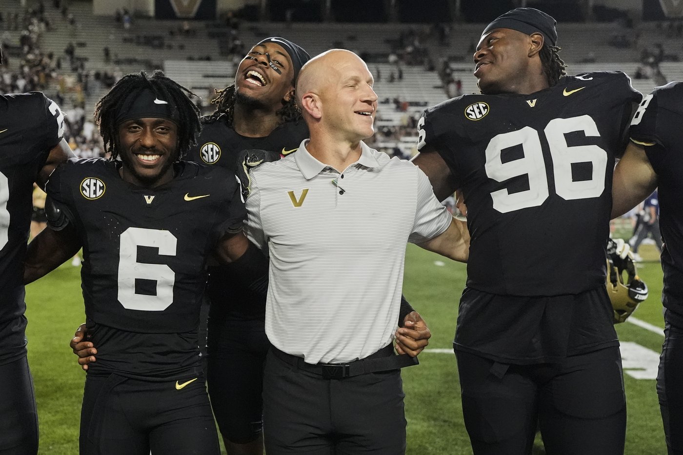 Pavia throws for 275 yards, 3 TDs as the Commodores roll past Charleston Southern 45-3 | iNFOnews.ca