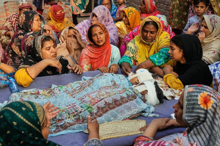 Mourners attend funerals for 14 Pakistani children killed in tutoring center roof collapse | iNFOnews.ca