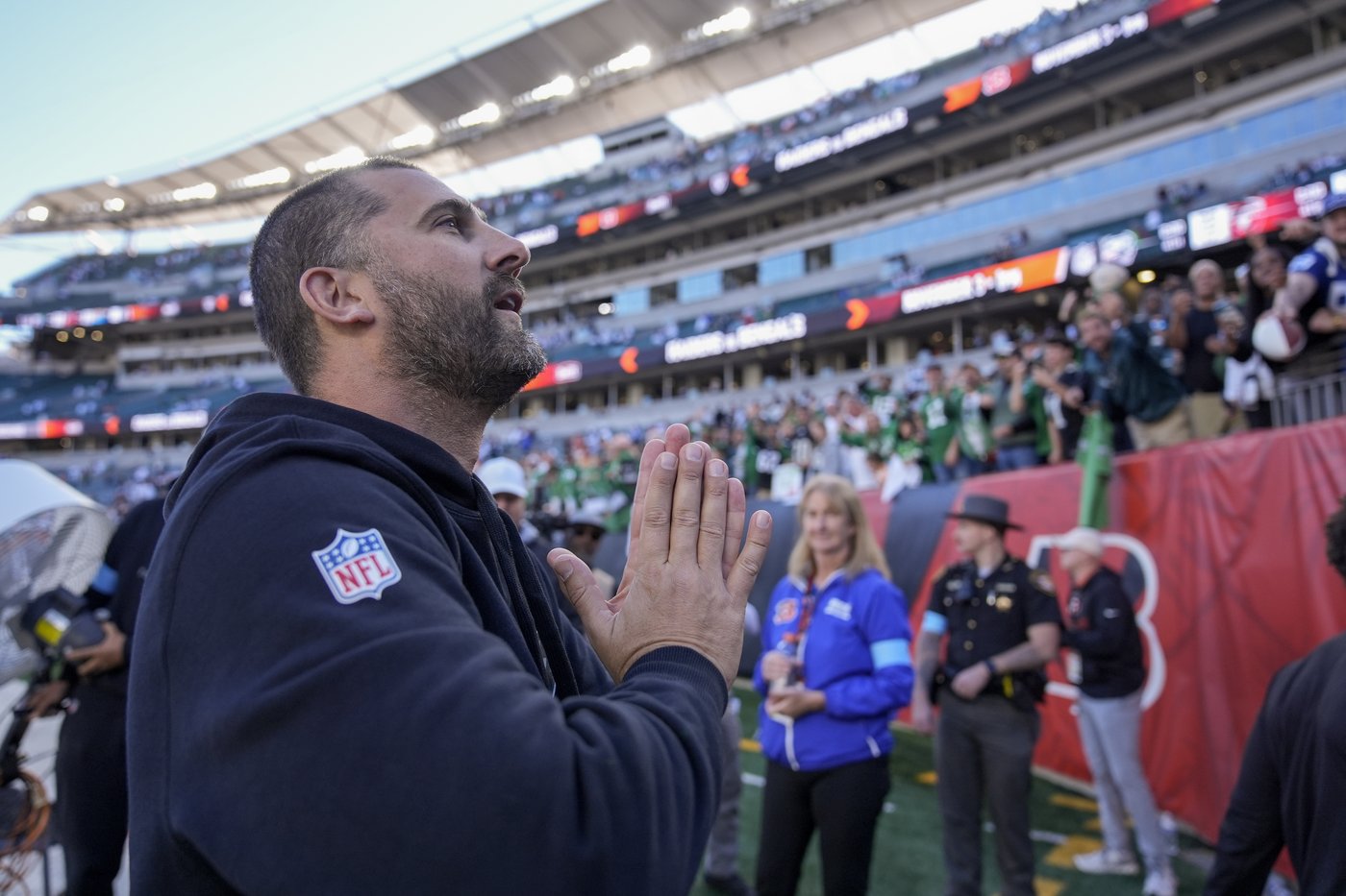 Eagles QB Hurts' mismatched cleats and stout performance puts Bengals in knots | iNFOnews.ca