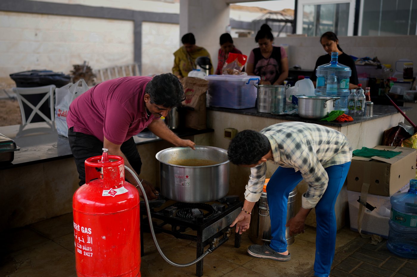 Photos show travellers stuck in the UAE taking shelter from war at Indian expat's home | iNFOnews.ca