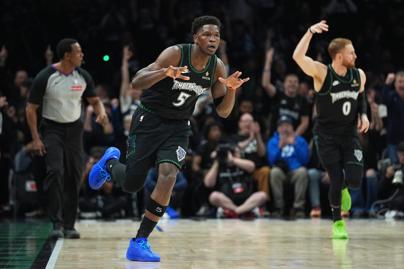 Wolves confirm Edwards has no structural damage in his knee, but he'll be out for at least a week | iNFOnews.ca