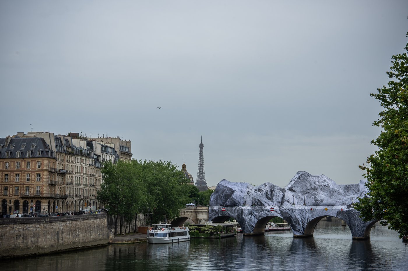 Monumental cave art on Paris' oldest bridge finally opens, as the public steps and sniffs inside | iNFOnews.ca