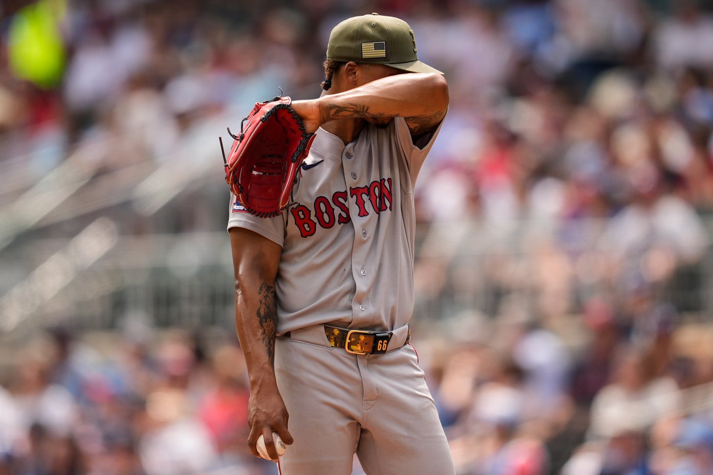 Riley, Holmes lead Braves to another series win with an 8-1 rout of the Red Sox | iNFOnews.ca