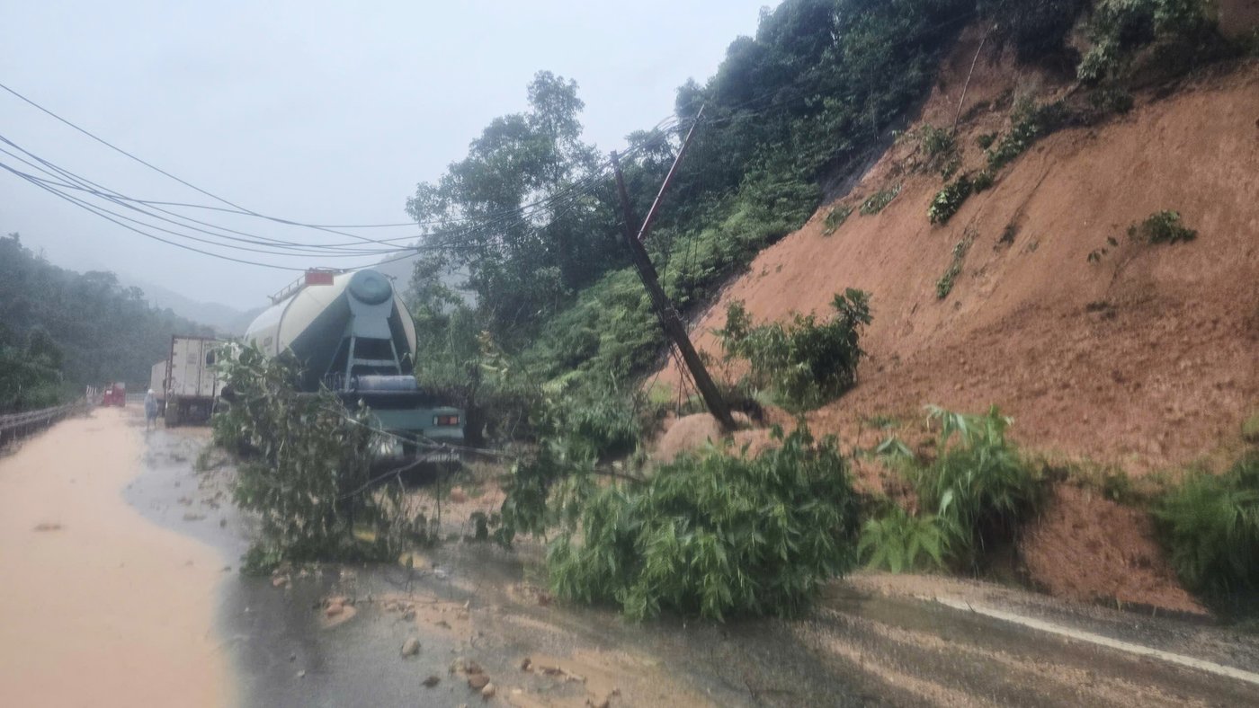 Heavy rain triggers landslides and floods in central Vietnam, killing 7 | iNFOnews.ca Heavy rain triggers landslides and floods in central Vietnam, killing 7 | iNFOnews.ca