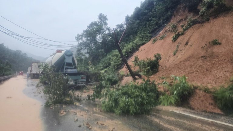 Landslide strikes bus on mountain pass in Vietnam, killing 6, as heavy rain persists | iNFOnews.ca