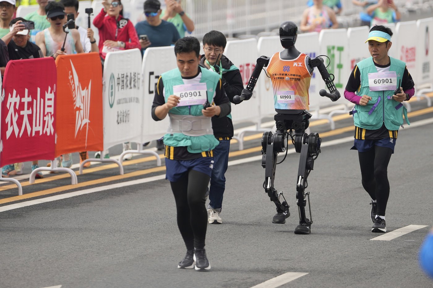 PHOTO COLLECTION: Humanoid Robot Half-Marathon | iNFOnews.ca PHOTO COLLECTION: Humanoid Robot Half-Marathon | iNFOnews.ca