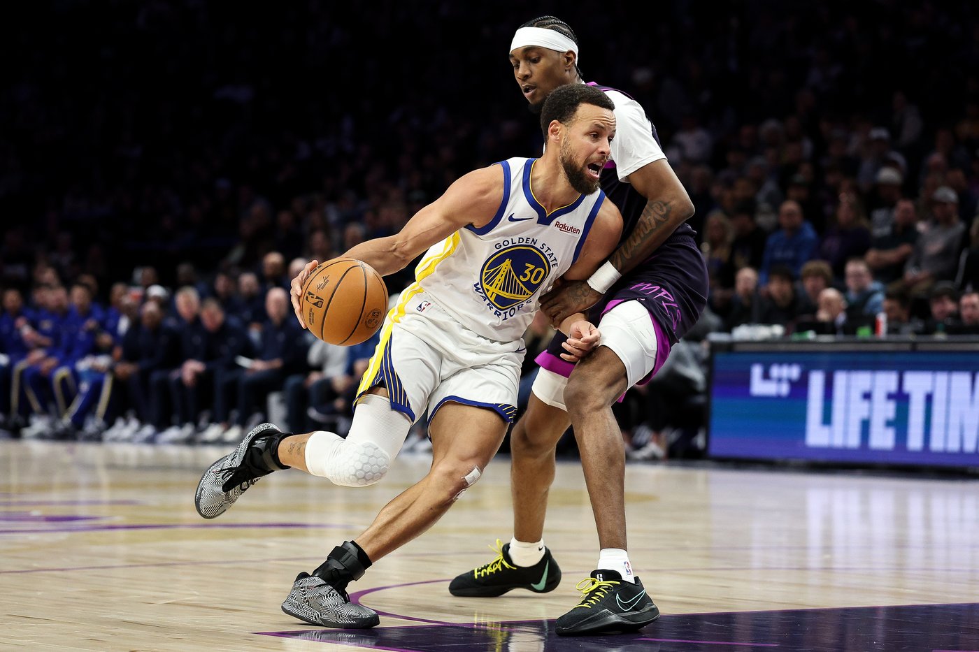 Curry scores 26 points, Warriors hand Timberwolves their 5th straight loss | iNFOnews.ca Curry scores 26 points, Warriors hand Timberwolves their 5th straight loss | iNFOnews.ca