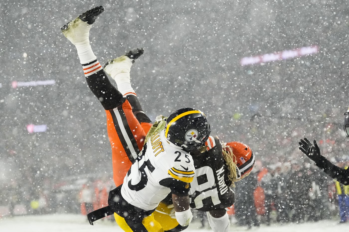 Winston's performance in snowy win over Steelers adds new layer to Browns' quarterback conundrum | iNFOnews.ca