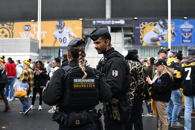 Good mood among fans attending the first NFL game in Paris, a day after protests and clashes | iNFOnews.ca