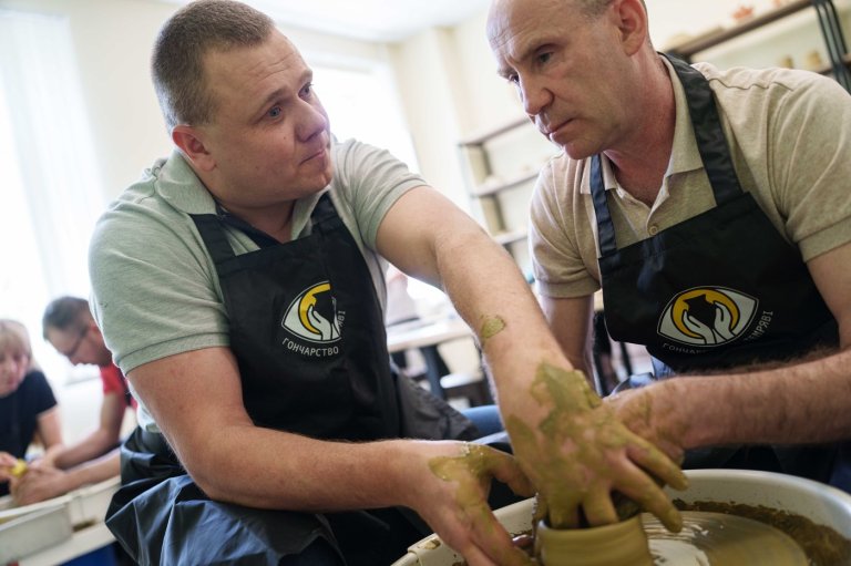A blind Ukrainian veteran turns pottery into a business and mentors others | iNFOnews.ca