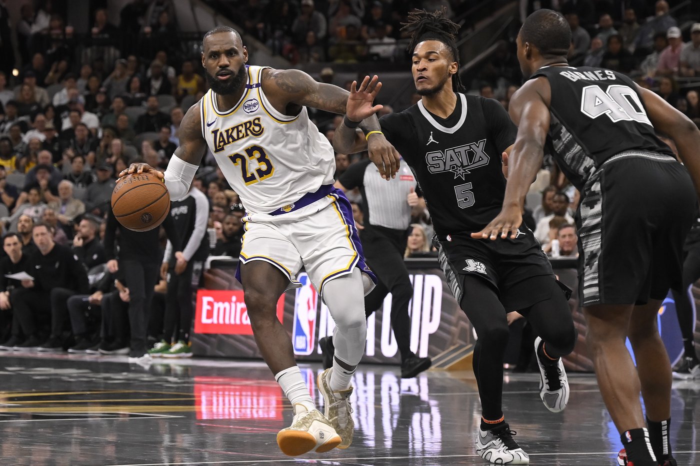 Anthony Davis, LeBron James lead Lakers past Spurs 120-115 to open NBA Cup title defense | iNFOnews.ca
