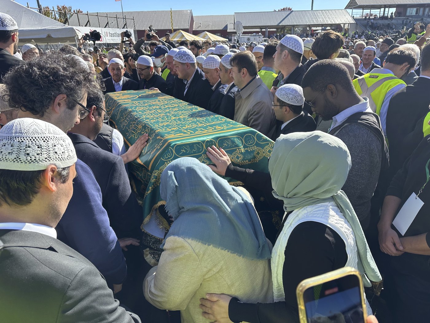 Thousands mourn Fethullah Gülen, a Turkish spiritual leader who died in the US | iNFOnews.ca
