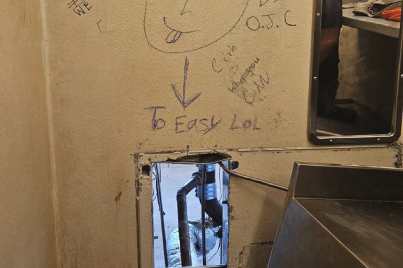 10 escape from New Orleans jail through hole in cell wall while lone guard left to get food | iNFOnews.ca
