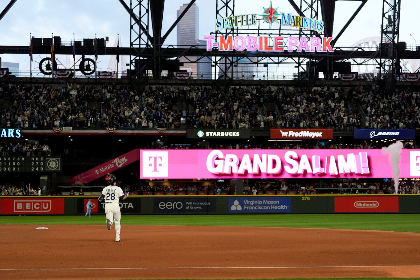 Mariners a win from first World Series, beat Blue Jays behind Suárez's grand slam for 3-2 ALCS lead | iNFOnews.ca Mariners a win from first World Series, beat Blue Jays behind Suárez's grand slam for 3-2 ALCS lead | iNFOnews.ca