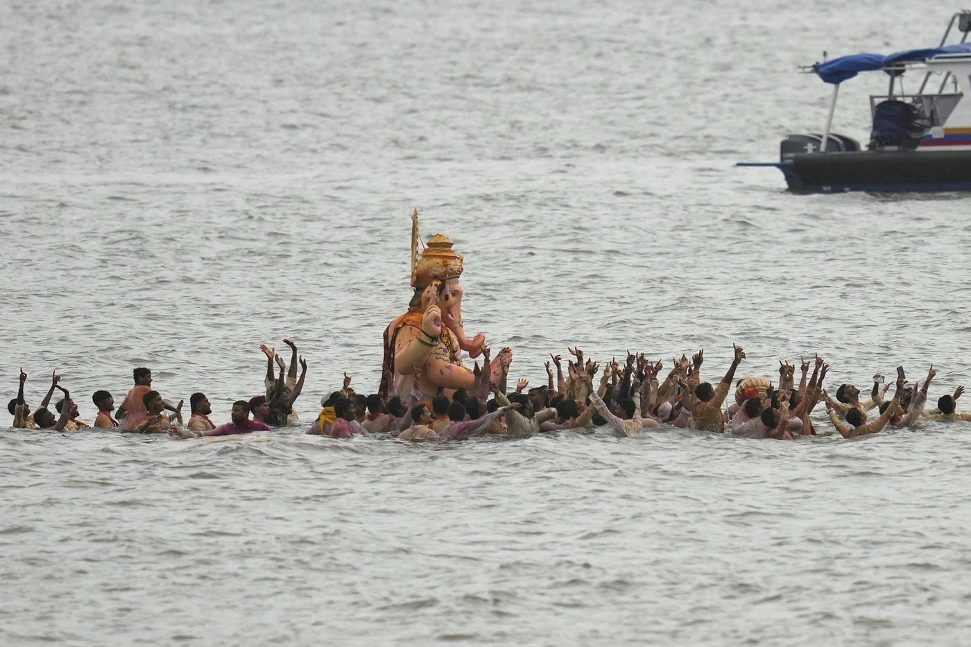 Photos show Indians marking final day of Ganesh Chaturthi that ends with sea immersion | iNFOnews.ca