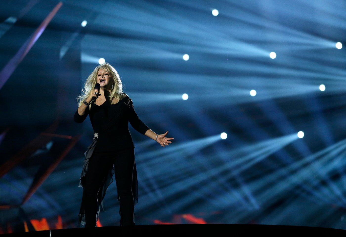 Bonnie Tyler, who topped the charts with epic 'Total Eclipse of the Heart,' has died at 75 | iNFOnews.ca