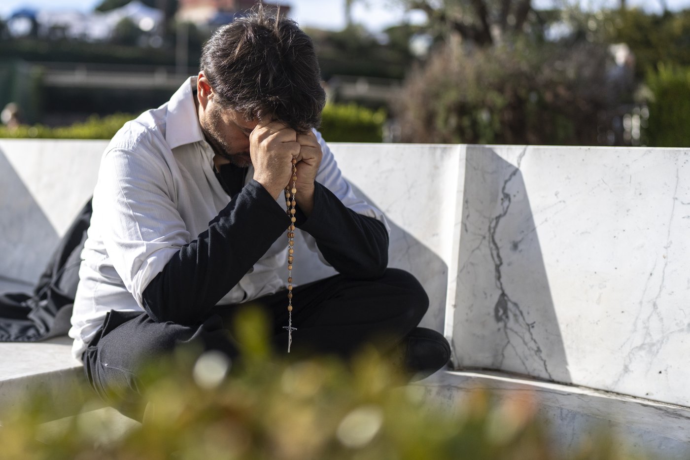 Pope had coughing fit, inhaled vomit and now requires assisted ventilation, Vatican says | iNFOnews.ca