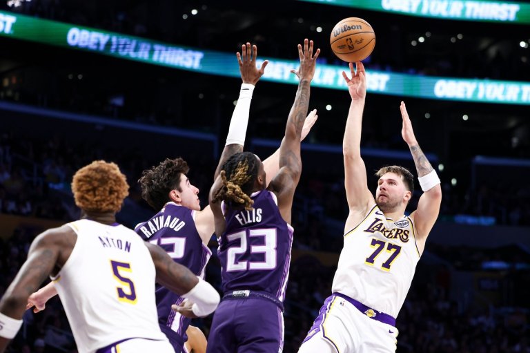 Luka Doncic and LeBron James combine for 68 points, Lakers end skid with 125-101 win over Kings | iNFOnews.ca