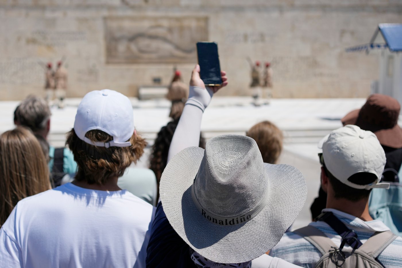 The sunhat is everywhere in Athens as crowds grow larger at ancient Greek sites | iNFOnews.ca The sunhat is everywhere in Athens as crowds grow larger at ancient Greek sites | iNFOnews.ca