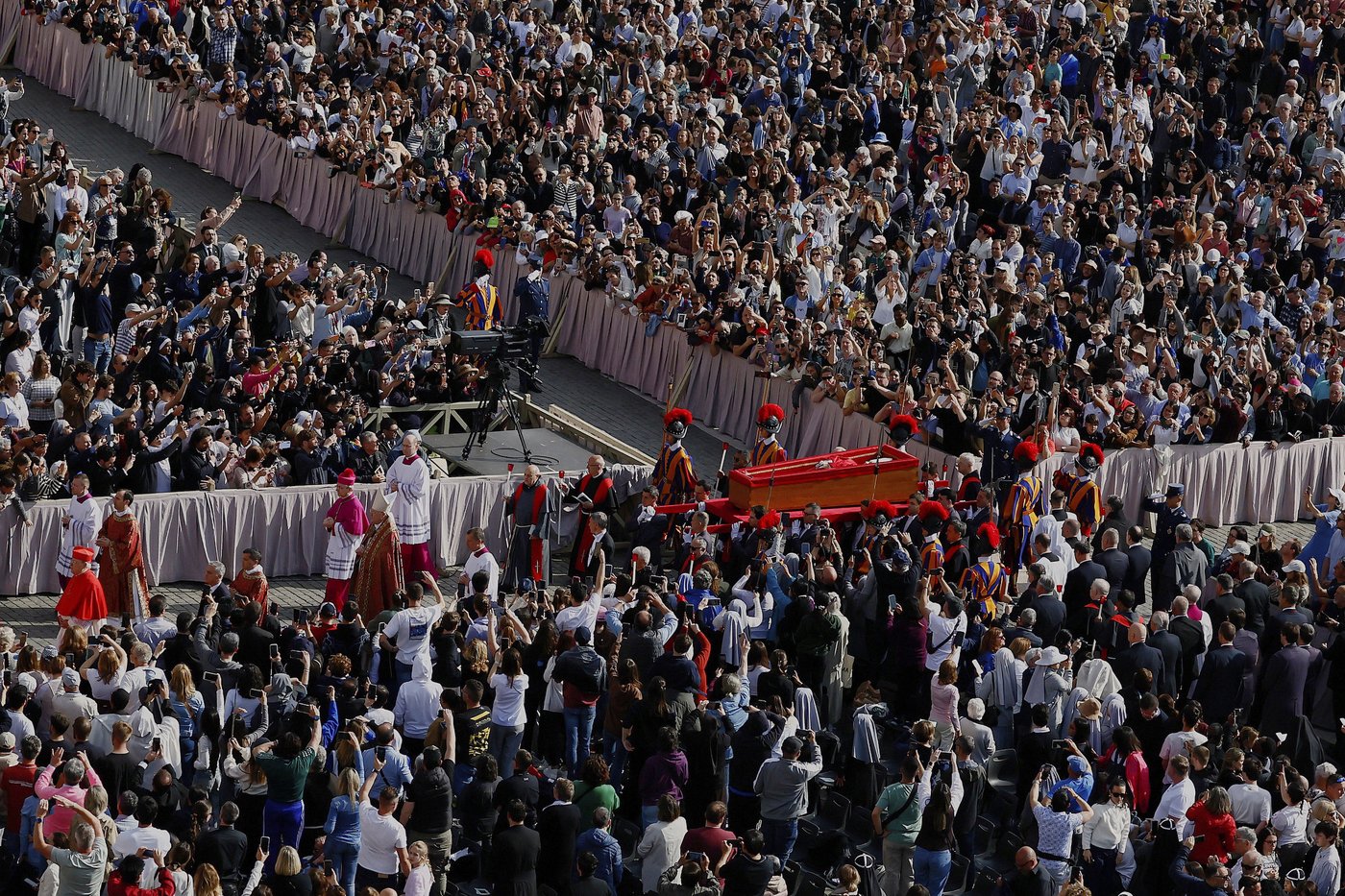 Catholic faithful pay their final respects to Pope Francis as public viewing begins | iNFOnews.ca