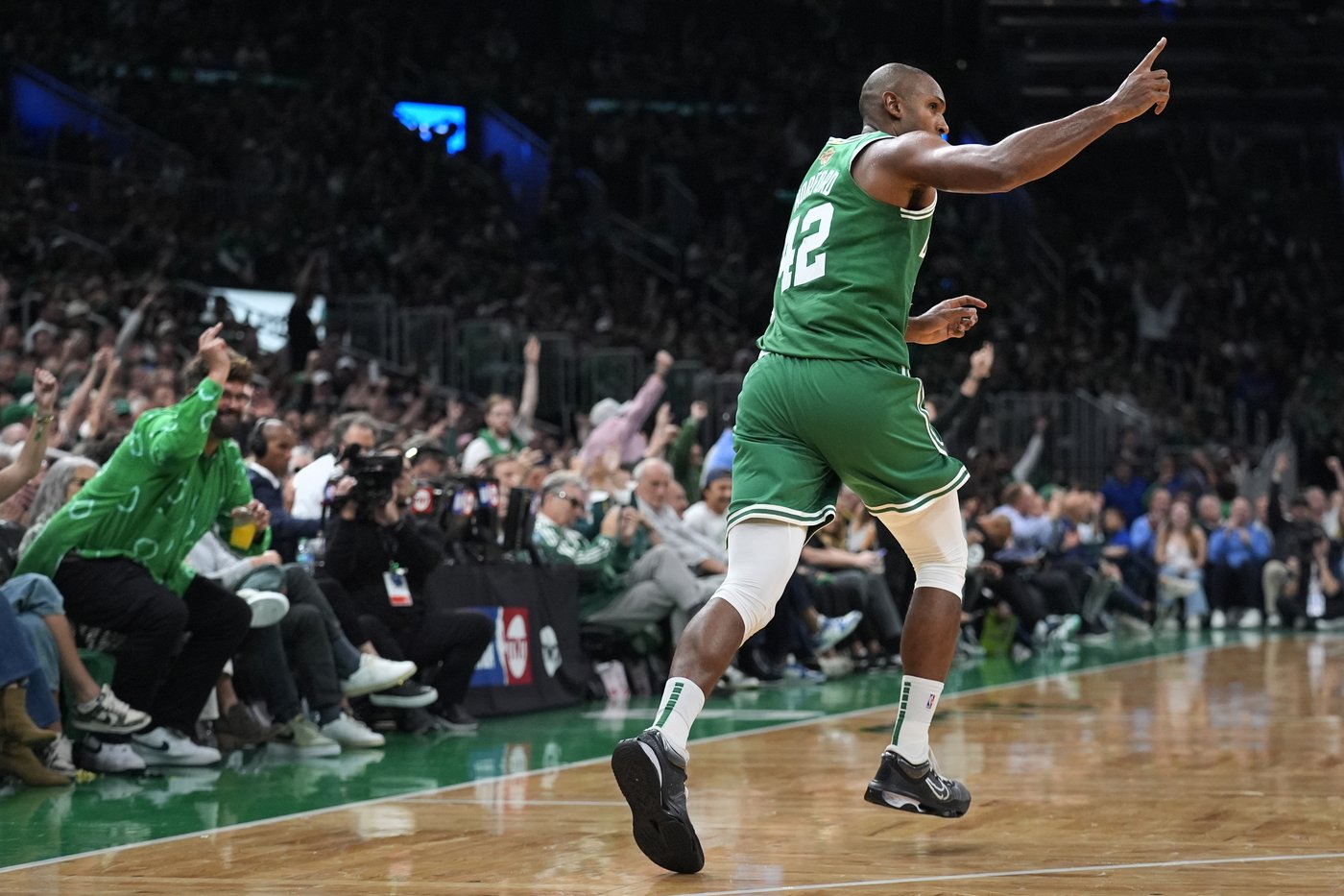 Celtics celebrate 18th NBA title with banner, rings and call from Tatum: 'Let's do it again.' | iNFOnews.ca