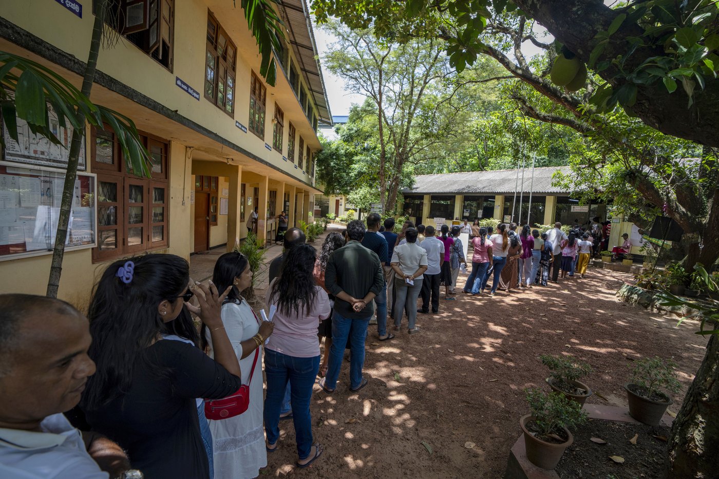 Marxist-leaning Dissanayake leads early official vote count in Sri Lanka's presidential election | iNFOnews.ca