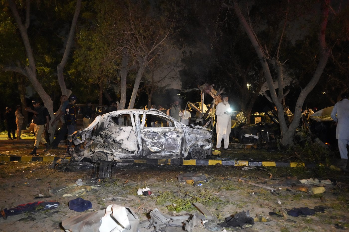 An explosion outside the Karachi, Pakistan, airport kills 2 workers from China and injures others | iNFOnews.ca