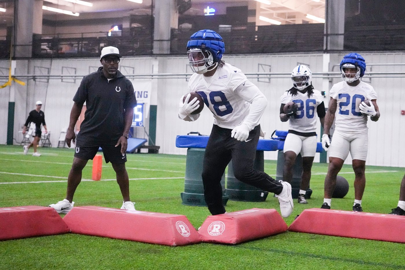 Colts keep 2021 league rushing champ Jonathan Taylor with 2-year, $44 million deal, AP source says | iNFOnews.ca Colts keep 2021 league rushing champ Jonathan Taylor with 2-year, $44 million deal, AP source says | iNFOnews.ca
