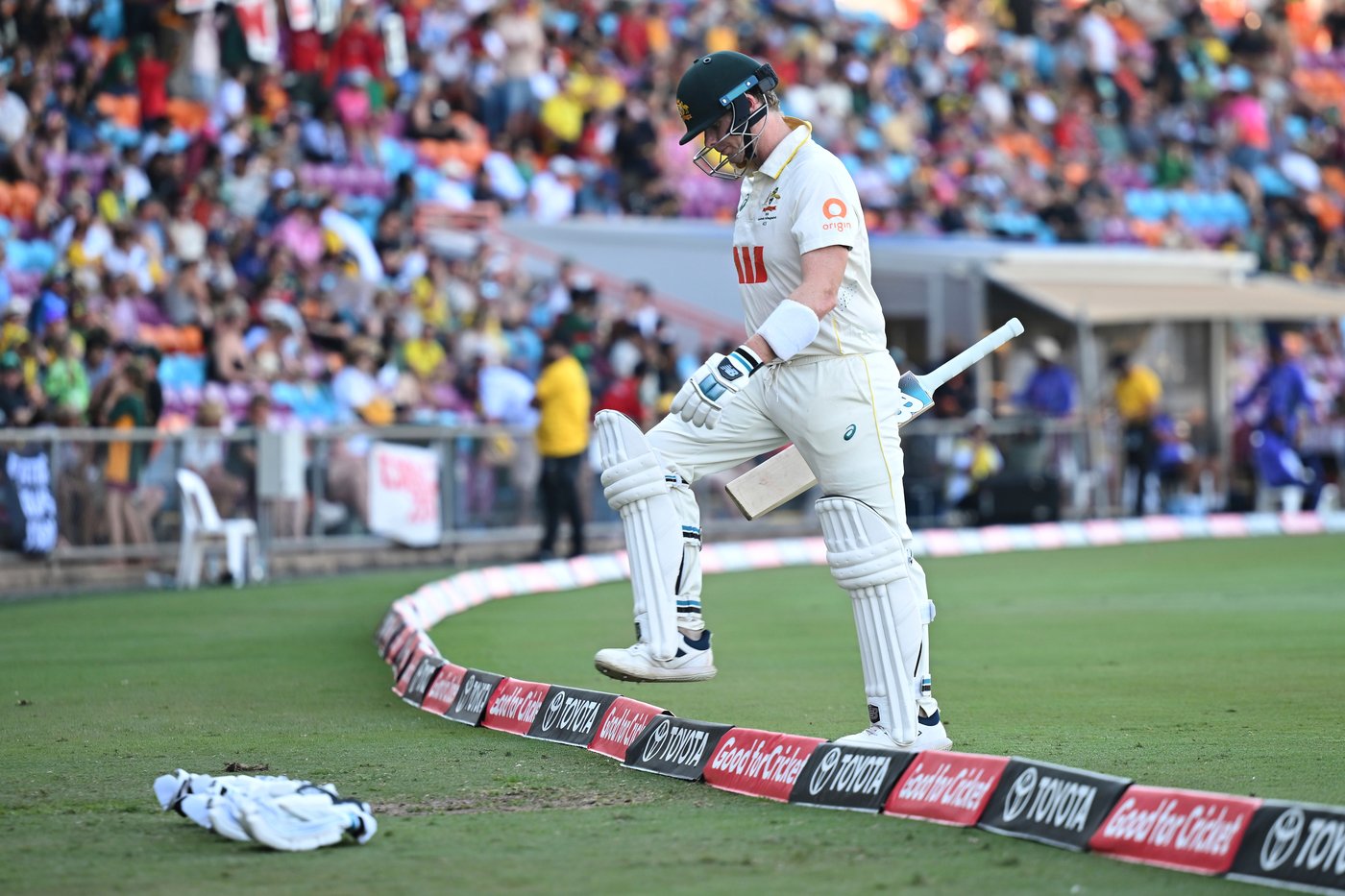 Bangladesh closes in on historic win as Australia's batting woes return on Day 3 of 1st test | iNFOnews.ca