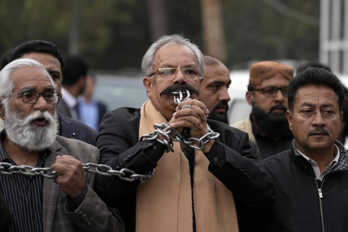 Pakistani journalists protest after Senate passes bill allowing control over social media content | iNFOnews.ca