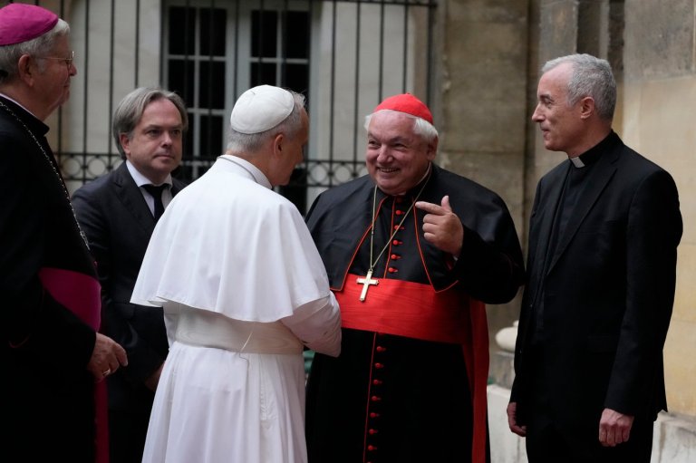 Pope encourages Catholics in deeply secular France to persevere as Paris shuts down for huge Mass | iNFOnews.ca