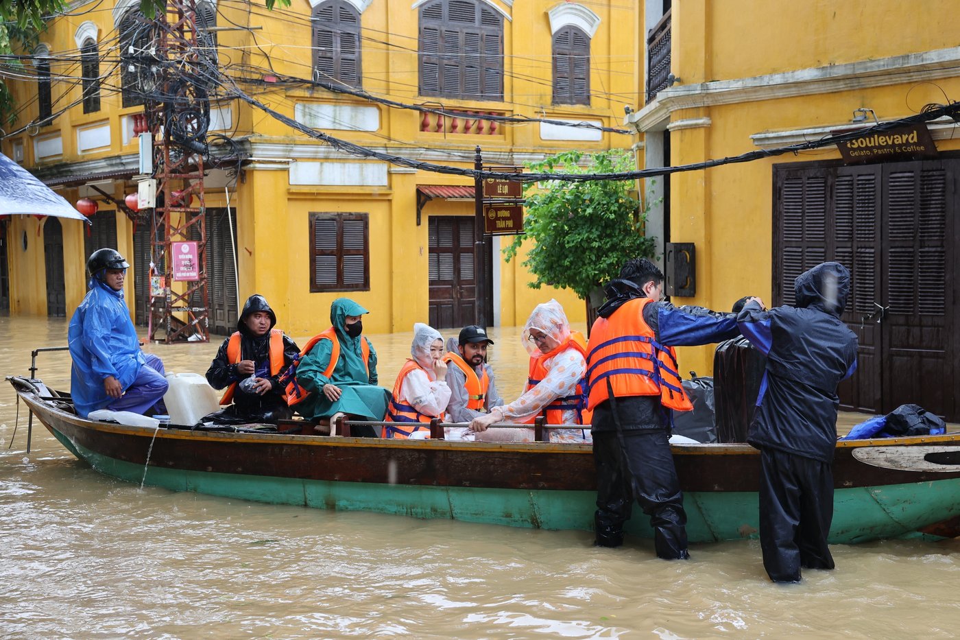 Deadly floods batter central Vietnam, killing at least 10 | iNFOnews.ca Deadly floods batter central Vietnam, killing at least 10 | iNFOnews.ca