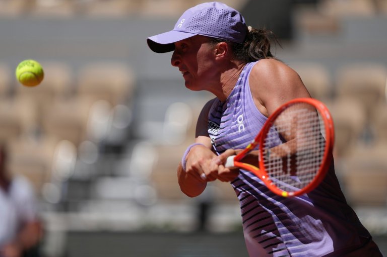 Iga Swiatek improves career record at French Open to 42-3 as she reaches 3rd round | iNFOnews.ca