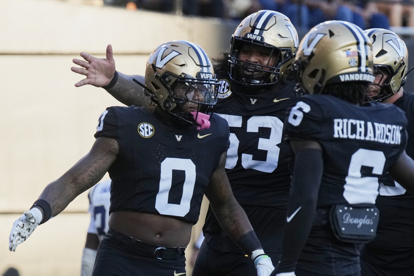 Pavia throws for 275 yards, 3 TDs as the Commodores roll past Charleston Southern 45-3 | iNFOnews.ca