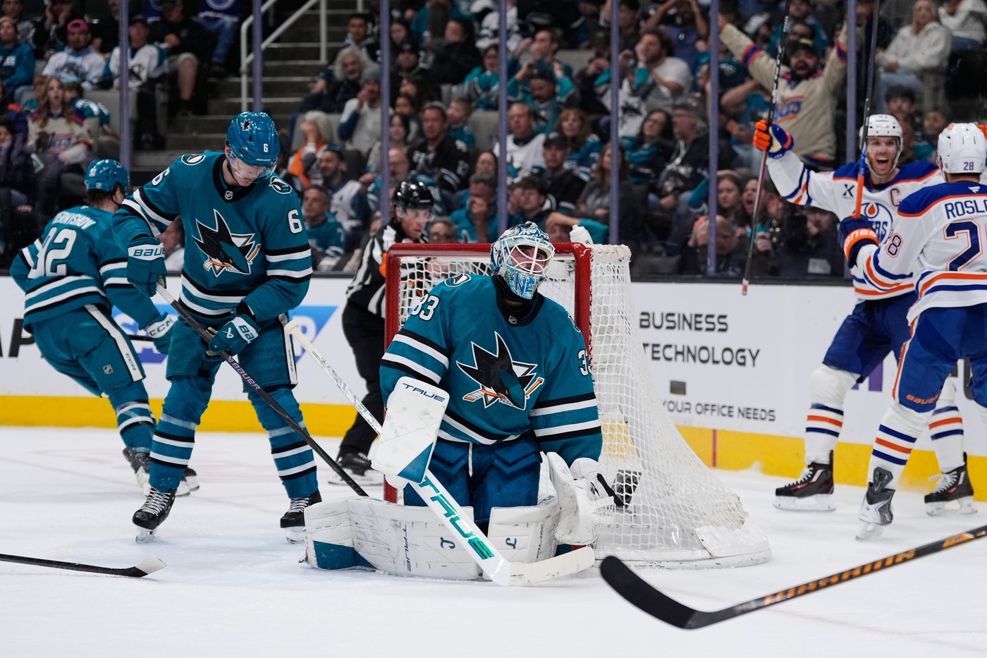Connor McDavid's hat trick leads the Oilers to a 5-2 win over the Sharks | iNFOnews.ca