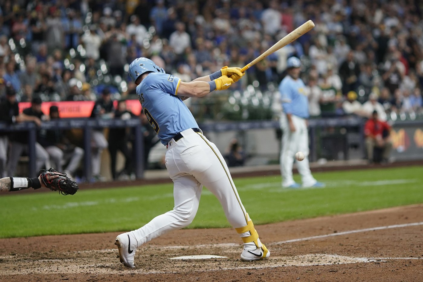 NL Central champion Brewers overcome 8-run deficit and beat Diamondbacks 10-9 | iNFOnews.ca