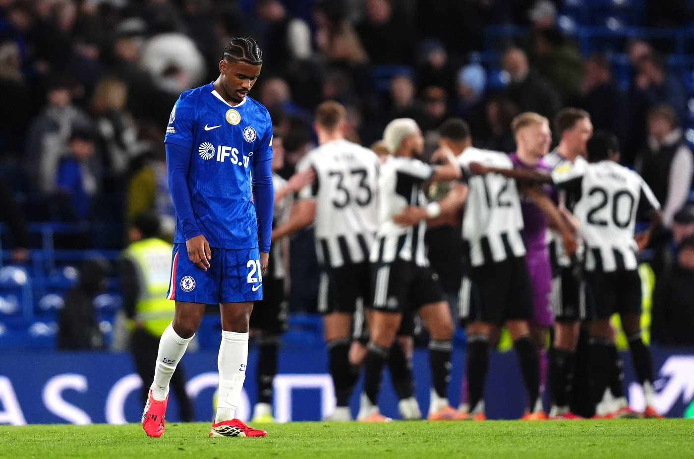 Referee finds himself in middle of Chelsea's pre-match huddle in Premier League | iNFOnews.ca Referee finds himself in middle of Chelsea's pre-match huddle in Premier League | iNFOnews.ca