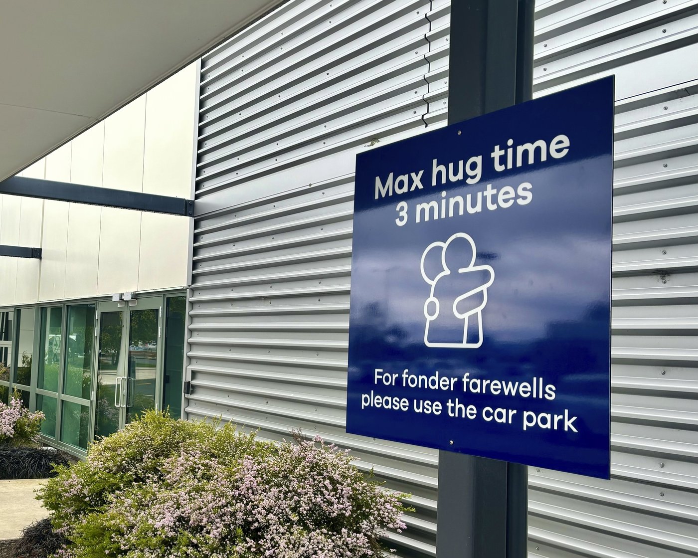 New Zealand airport imposes cuddle cap with 3-minute limit on goodbye hugs to avoid traffic jams | iNFOnews.ca New Zealand airport imposes cuddle cap with 3-minute limit on goodbye hugs to avoid traffic jams | iNFOnews.ca