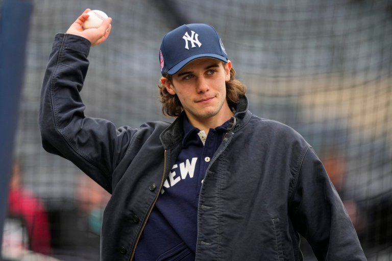 Jack Hughes and Aerin Frankel take the Olympic gold medal tour to Yankee Stadium | iNFOnews.ca