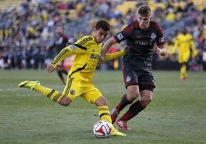 Michael Bradley's early goal helps Toronto FC beat Crew 2-0 | iNFOnews.ca CP27881589