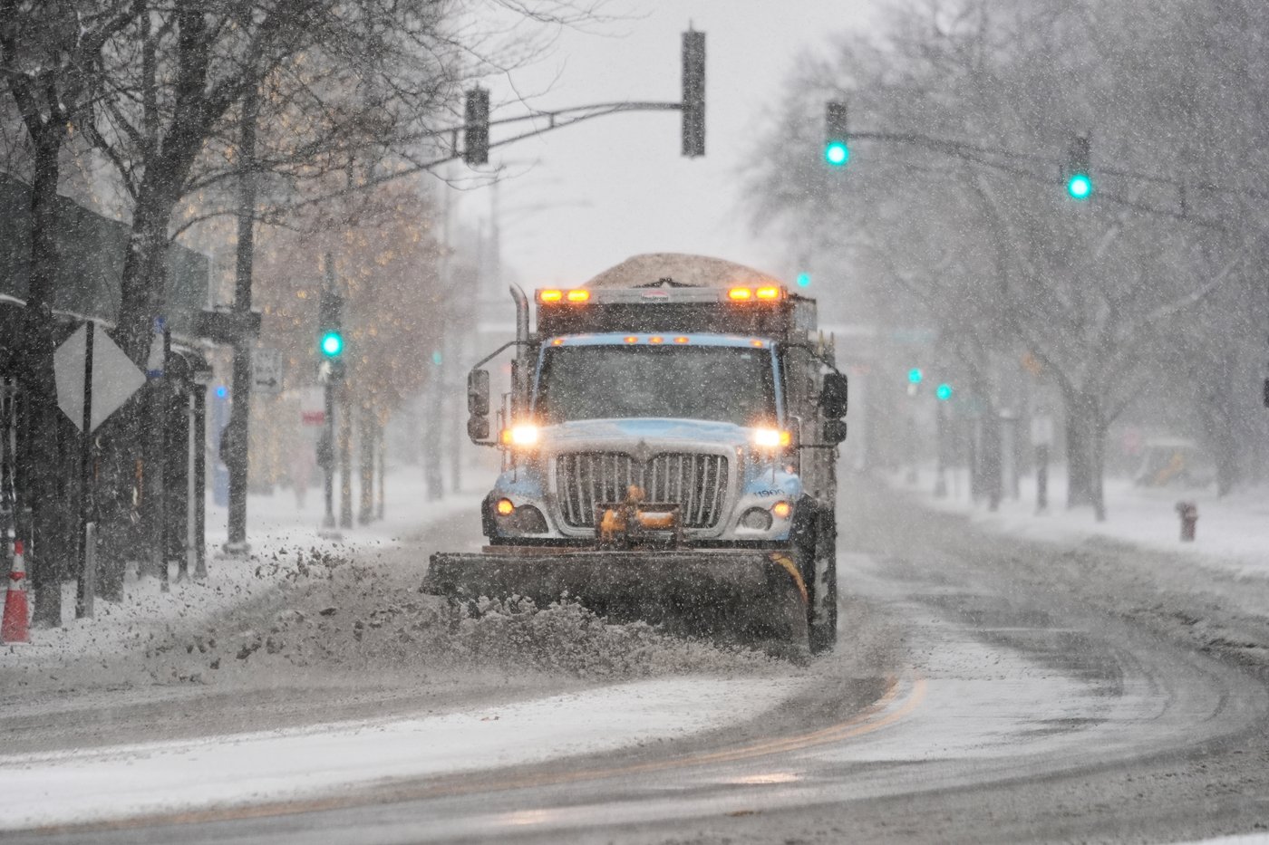 Winter storms bring snow, freezing rain and cold as Thanksgiving travelers journey home | iNFOnews.ca